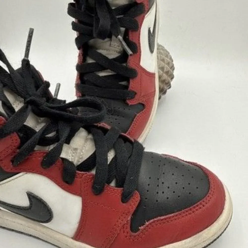 LOOK!!! Nike Air Jordan Retro 1 Mid PS Chicago Black Toe 640734 069 Youth 1.5Y